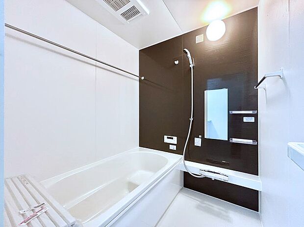 ◆2号棟◆~Bath Room~ 足を伸ばして入浴することが可能!一日の疲れを癒す貴重なバスタイムです。お子様とご一緒でも十分な広さなので、リビングとは違った家族団欒のひと時をお楽しみいただけます。