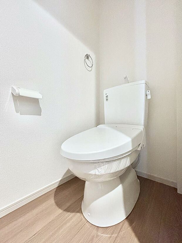 ◆2号棟◆～Toilet～　清潔感のある水回り♪トイレはウォシュレット付きです◎トイレは毎日使わざるを得ないもの。いつも清潔を保ちたいですね。トイレが2ヶ所あるので朝の混雑時に便利です！