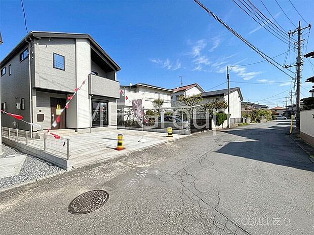 ~Exterior~ 前面道路は閑静な住宅地をはしる車通りの少ない道路。駐車の出し入れもらくらくです!ご不明点・現地見学のご希望は、お気軽にお問い合わせください!