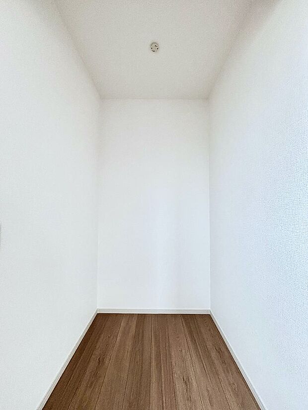 ◆2号棟◆~Walk-in Closet~ たくさんの洋服をかけてもシワになりにくいウォークインクローゼット。洋服以外にも、普段使わない家電やスーツケース、ストック品など何でも片付く嬉しい空間です。