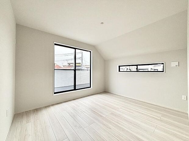◆1号棟◆~Bed Room~ マンションと違い部屋数が多いのが戸建てのメリットです。ご家族が増えたことで手狭に感じていた住まいも戸建てでは各居室プライバシーを保つことができます。