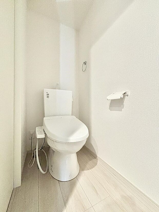 ◆1号棟◆~Toilet~ 清潔感のある水回り♪トイレはウォシュレット付きです◎トイレは毎日使わざるを得ないもの。いつも清潔を保ちたいですね。トイレが2ヶ所あるので朝の混雑時に便利です!