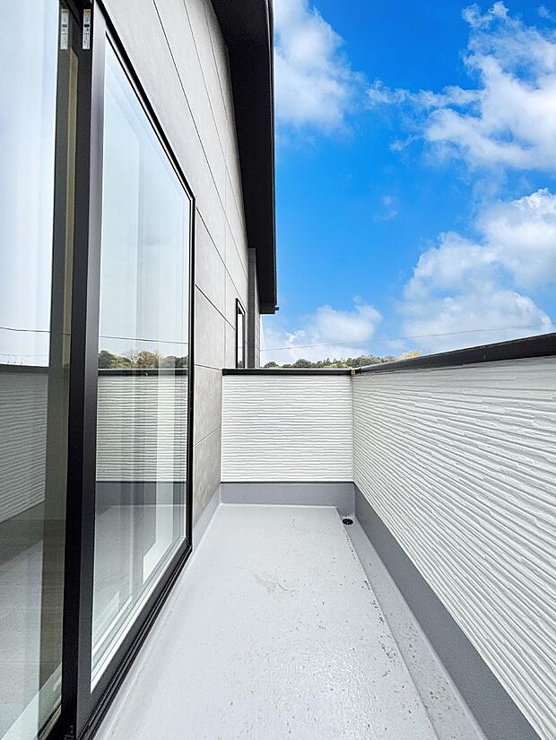 ◆1号棟◆~Balcony~ バルコニーは温かい陽がさしこみ、お布団や洗濯物を気持ちよく干すことができます。使いやすく開放的なバルコニーです♪陽ざしがたっぷり降り注ぐ、バルコニー付き住まい。