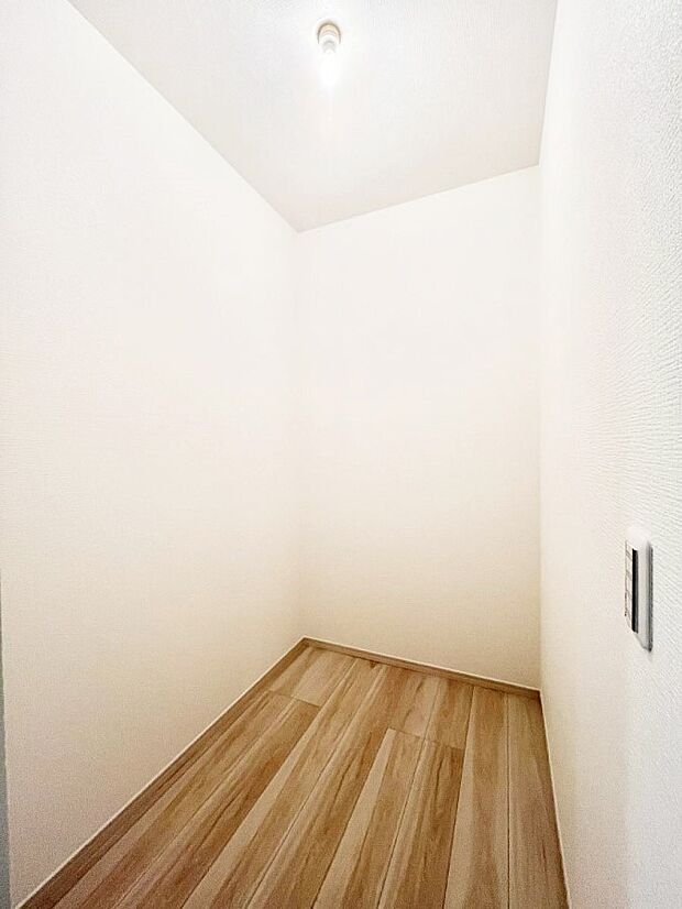 ~Walk-in Closet~ たっぷり収納できるウォークインクローゼットを完備。衣類や小物をすっきり整理でき、毎日のコーディネートもスムーズに。※1号棟同仕様