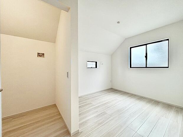 ◆1号棟◆~Bed Room~ 「今日も一日お疲れ様」とご夫婦でゆったりくつろげる寝室。毎日の家事やお仕事に疲れた日はフカフカのベットで癒されてください。本棚をおいても快適な広さが自慢♪