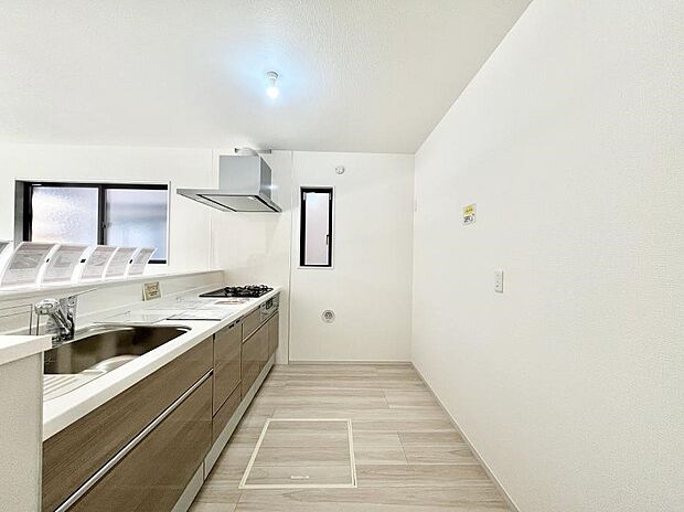 ~Kitchen~ キッチン設備は3口ガスコンロ付き♪スペースにもゆとりがあり、日々の家事もはかどりそうですね♪※1号棟同仕様