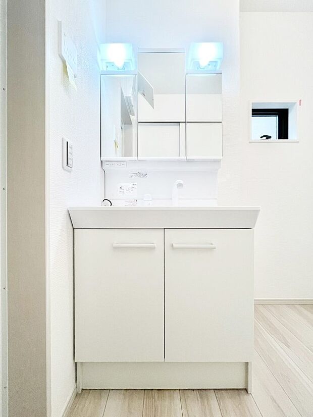 ~Dressing Room~ 毎日使う場所だから、機能的で使いやすさに配慮したパウダールーム。白を基調とした洗面所は清潔感に溢れます。※1号棟同仕様