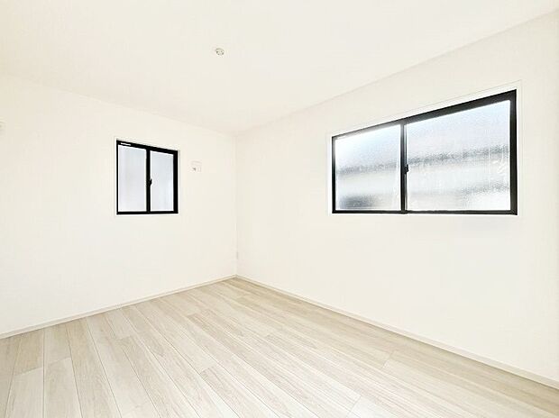 ~Bed Room~2面採光を確保した明るい室内は、風通しも良く、大変居心地の良い空間となっております。爽やかな風を感じて起きる朝は、快適生活の始まりに!※1号棟同仕様
