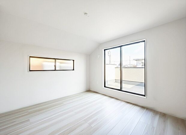 ~Bed Room~ 穏やかな光が差し込む室内には、穏やかな時間が流れます。休日には、落ち着いた空間で自分の趣味を楽しむのはいかがですか。※1号棟同仕様