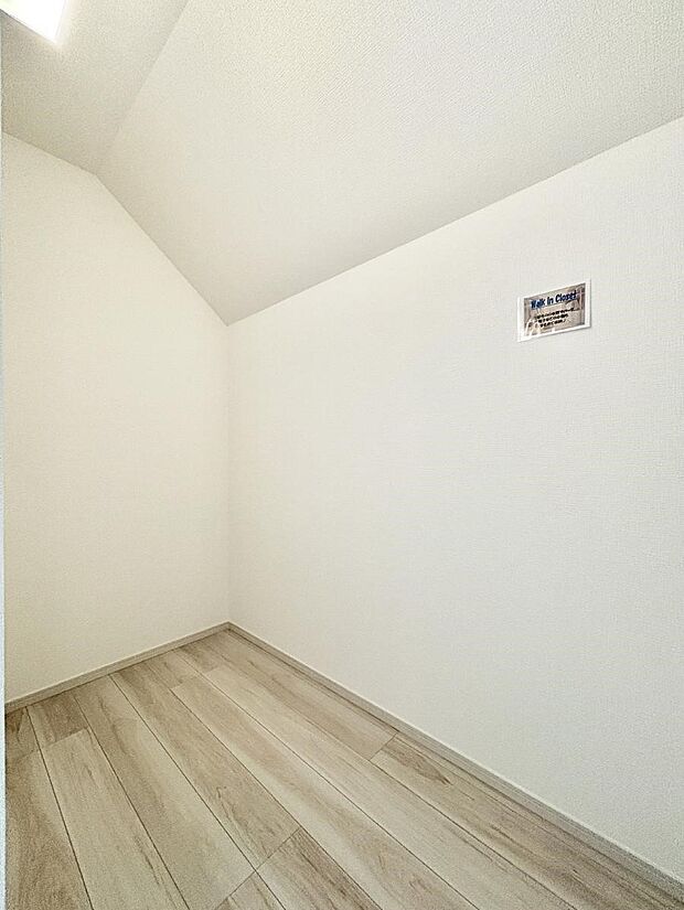 ◆1号棟◆~Walk-in Closet~ たくさんの洋服をかけてもシワになりにくいウォークインクローゼット。洋服以外にも、普段使わない家電やスーツケース、ストック品など何でも片付く嬉しい空間です。