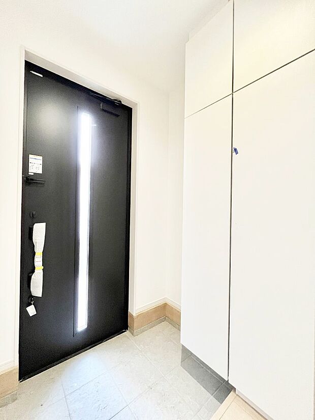 ~Entrance~ 家の中でお客様を迎える最初の場所である玄関は、家の印象そのものです!豊富な玄関収納で、常に綺麗に保つことが出来ます♪玄関にはたっぷり収納の下駄箱を完備!