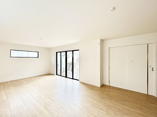 大きな窓からたっぷりの陽光と風を感じられるリビング