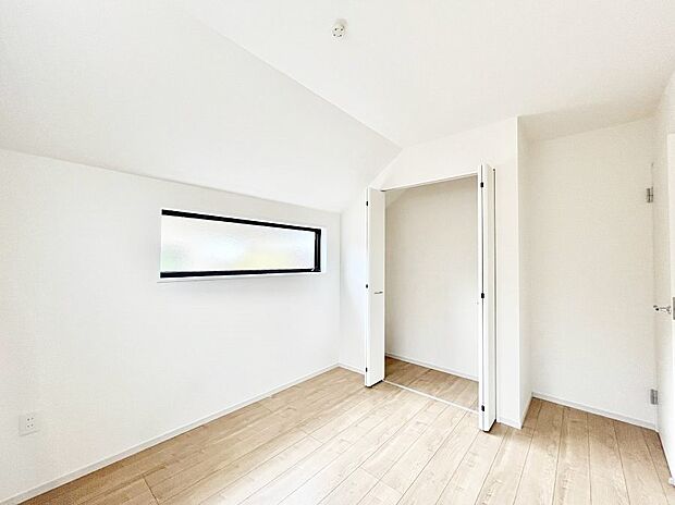 ～Bed Room～  居室には収納クローゼットを完備！普段使いのお洋服や小物はもちろん、季節物のお洋服などもしっかりと整理整頓おしまい頂けます。  居室空間を広く使用できますね。