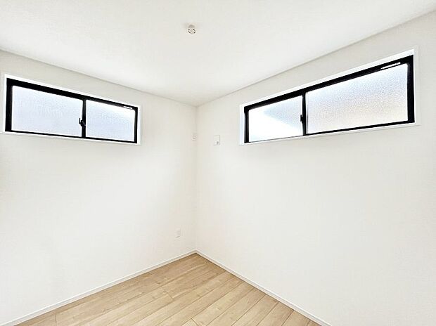 ~Bed Room~ 2面採光を確保した明るい室内は、風通しも良く、大変居心地の良い空間となっております。爽やかな風を感じて起きる朝は、快適生活の始まりに!日当たりや通風がとても良い住まい♪