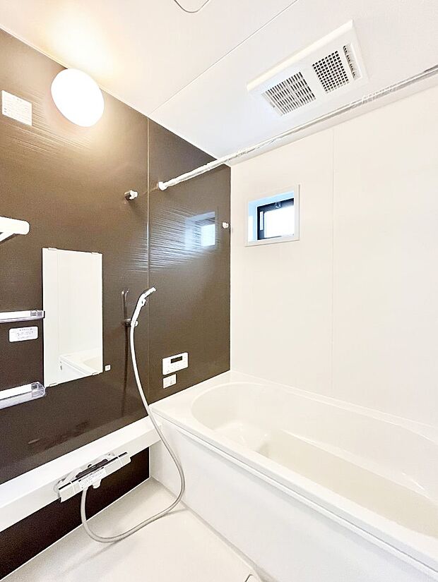 ~Bath Room~ 落ち着いた雰囲気の浴室で明日に向けてリフレッシュ。浴室乾燥機能も付いているので隣の洗濯機置き場で洗い上がった洗濯物を、雨の日も天気を気にせず乾燥させることも可能です。