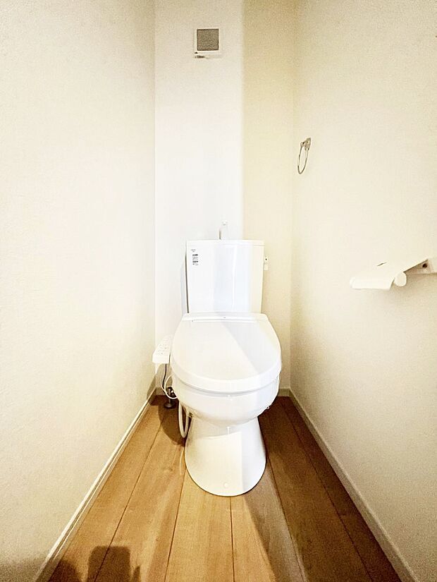～Toilet～　綺麗・スッキリ・快適なウォシュレット付トイレでくつろげる空間です。トイレは毎日使わざるを得ないもの。いつも清潔を保ちたいですね。トイレが2ヶ所あるので朝の混雑時に便利です！