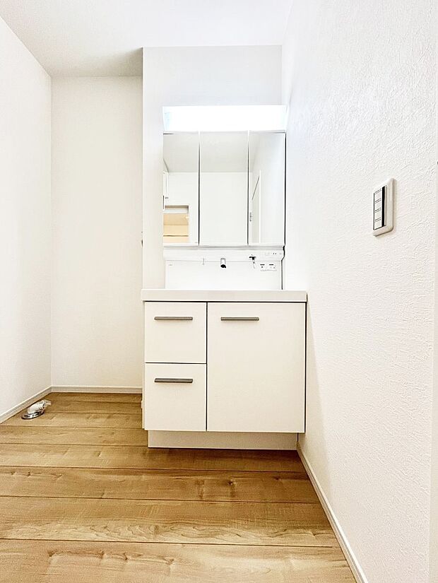 ～Dressing Room～  清潔感溢れる色合いで統一されていると、スッキリと整った印象をうけます。  鏡の裏にはたっぷりと収納スペースを標準装備！  水廻りは、シンプルかつ機能性を重視して。
