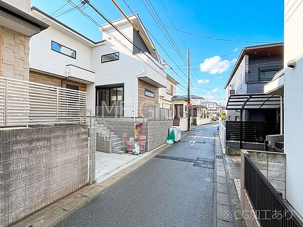 ~Exterior~ 前面道路は閑静な住宅地をはしる車通りの少ない道路。駐車の出し入れもらくらくです!ご不明点・現地見学のご希望は、お気軽にお問い合わせください!