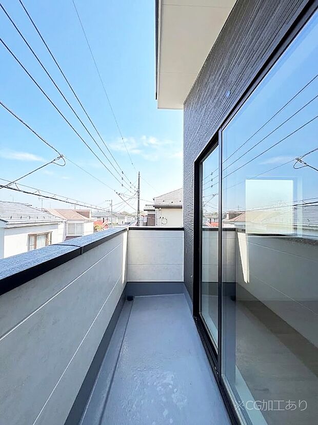 ~Balcony~ 大きな空に囲まれた気持ちのいい家。 バルコニーを覗くだけで圧倒的な開放感に包まれます。 バルコニーは陽がさしこみお布団や洗濯物を気持ちよく干すことができます。