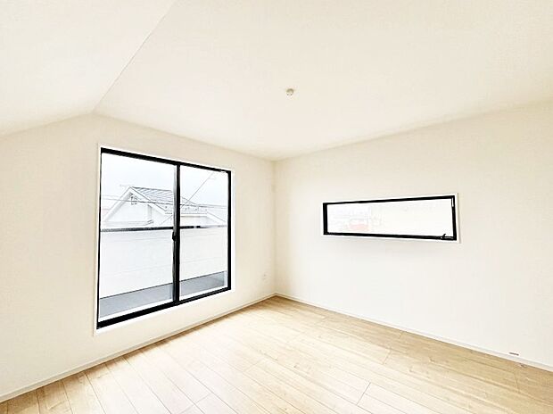 ~Bed Room~ 「今日も一日お疲れ様」とご夫婦でゆったりくつろげる寝室。 毎日の家事やお仕事に疲れた日はフカフカのベットで癒されてください。テレビや本棚をおいても快適な広さが自慢♪