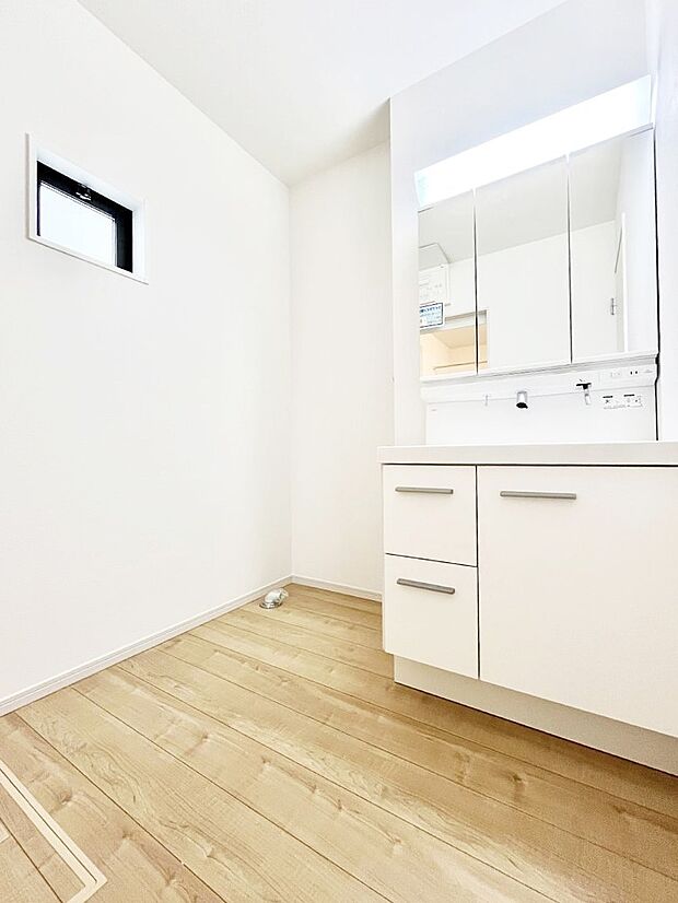 清潔感ある洗面化粧室で朝の身支度も快適