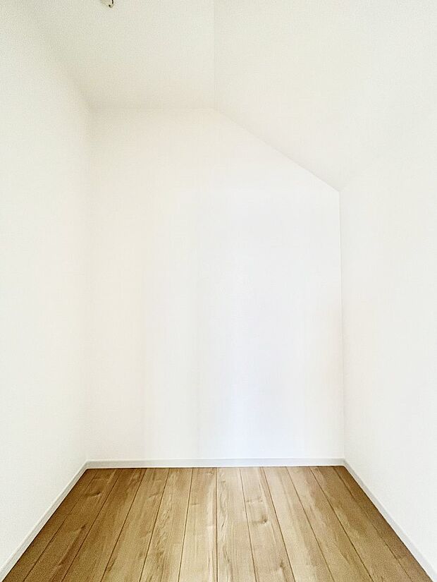 ~Walk-in Closet~ 必要なものやコーディネートを一覧して確認でき、身支度や準備が短時間で済むウォークインクローゼットを設置しました。家の中をすっきりとさせる便利な収納スペースです。