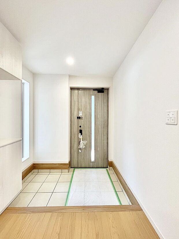 ~Entrance~ 家の中でお客様を迎える最初の場所である玄関は、家の印象そのものです!豊富な玄関収納で、常に綺麗に保つことが出来ます♪玄関にはたっぷり収納の下駄箱を完備!