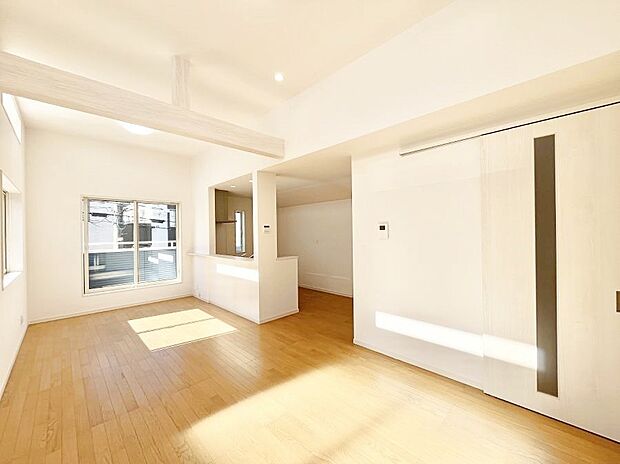 ~Living~ 家族の食事や団らんのほか、子どもを遊ばせたり、友人を招いたりするLDKは住まいの中心。長時間過ごす場所だから、その空間は住まい全体の居心地を左右します。