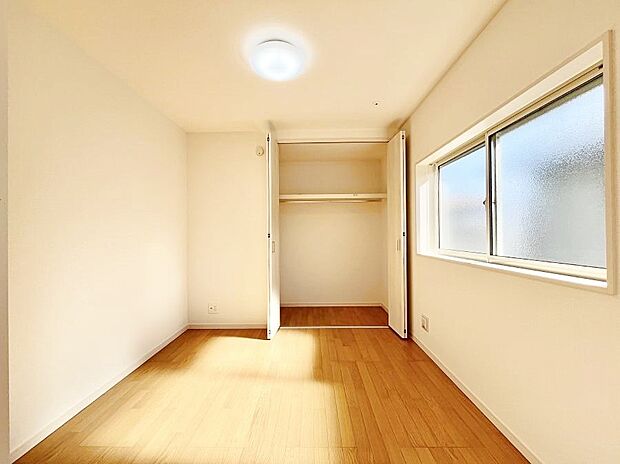 ~Bed Room~ 子供部屋はお子様にとって大変重な役割があります。子供一人で過ごす空間を与えることで、宿題や勉強時間も自然と増えまた自ら部屋の片付けや掃除なども促すことに繋がります。