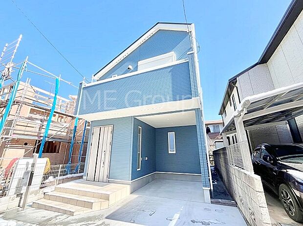 ~Exterior~ 堂々たる趣ながら、主張し過ぎずどこか余裕を感じさせるシャープなフォルムで佇む邸宅は、晴天の空と照らし合わせる事で、本来あるべき完成形の姿を見せてくれます。