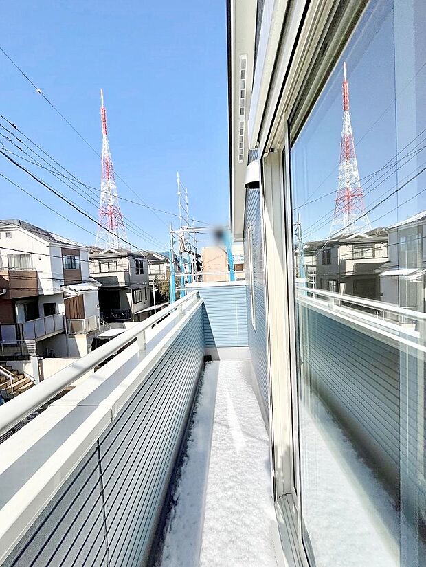 ~Balcony~ バルコニーは温かい陽がさしこみ、お布団や洗濯物を気持ちよく干すことができます。 使いやすく開放的なバルコニーです♪陽ざしがたっぷり降り注ぐ、バルコニー付き住まい。