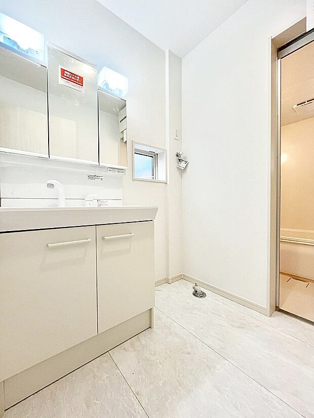 ~Dressing Room~ 明るく清潔感溢れるパウダールーム。毎日使う場所だからこそ、快適な空間となっております。シャンプードレッサーを採用しておりますので、朝シャンも手軽に出来ます。