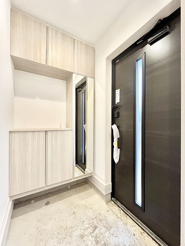 ~Entrance~ 下駄箱ミラー付なので、お出かけ前の身だしなみチェックに◎♪玄関はお客様をお出迎えする一番最初の場所、帰ってくる時に入る最初の場所。そんな場所だからこそ、より良い空間に…♪