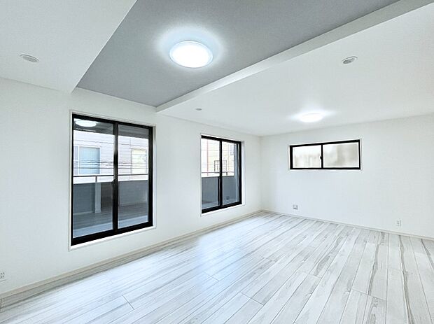 ~Living~ 飽きの来ないシンプルでおしゃれなLDK。大きな窓から日差しが差し込むので室内も明るく、家族の憩いの場としてピッタリです。開放感と日当たりの良さを是非ご覧ください!