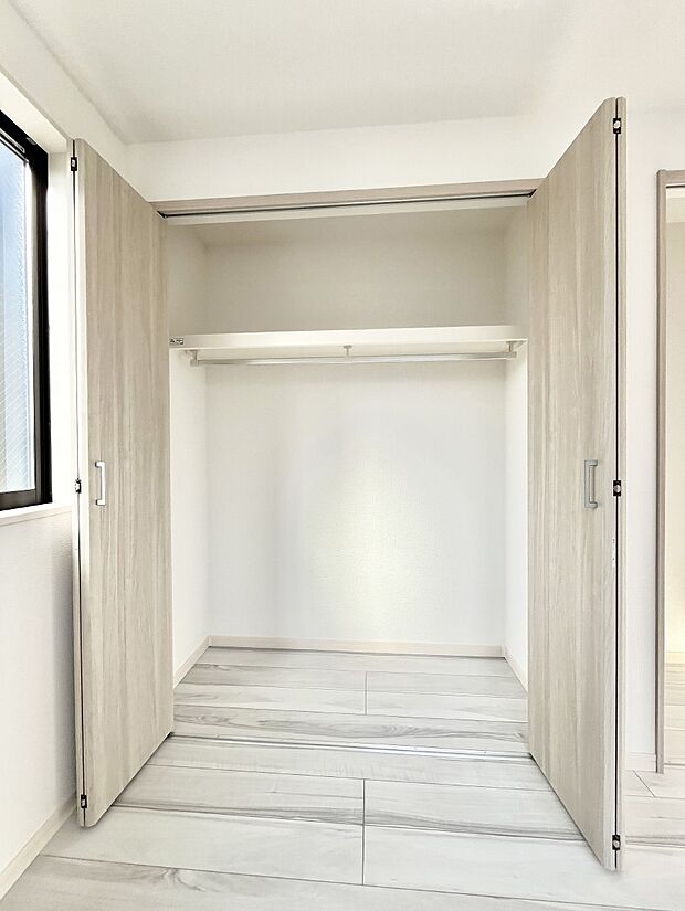 ~Closet~ 壁面クローゼットがあればタンスを置く必要がなく、出っ張りのないスッキリ空間を維持できます。限られたスペースを有効に活用できそう。季節の衣類や趣味の品などたっぷり収納出来ますね♪