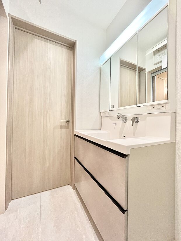 清潔感ある洗面化粧室で朝の身支度も快適