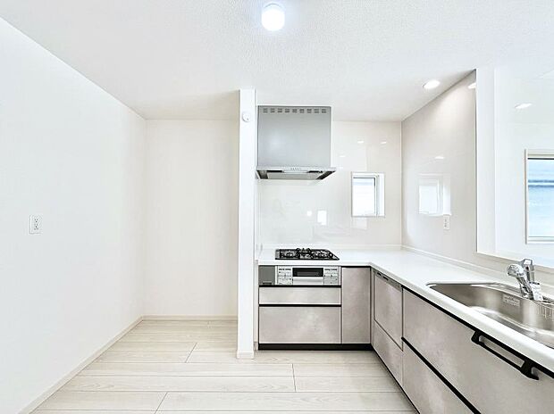 ~Kitchen~ 動線が短く、手早く作業できるL型キッチン。コーナーにスパイス類を置いてスッキリと♪ゆったりとしたキッチンコーナーは質感豊かな仕上がりとなっております。