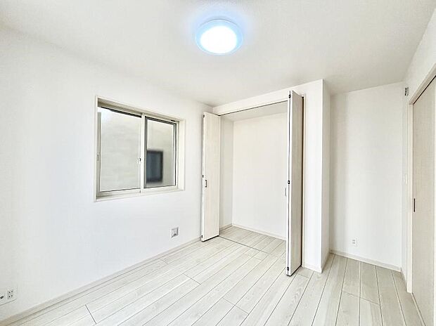 ~Bed Room~ 子供部屋はお子様にとって大変重な役割があります。子供一人で過ごす空間を与えることで、宿題や勉強時間も自然と増えまた自ら部屋の片付けや掃除なども促すことに繋がります。