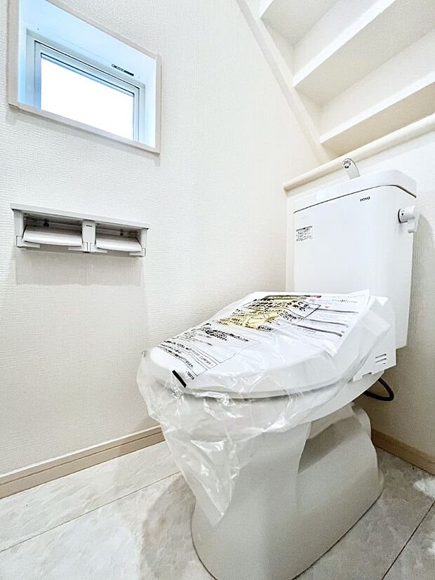 ~Toilet~ 綺麗・スッキリ・快適なウォシュレット付トイレでくつろげる空間です。1、2階共にトイレスペース!採光もあり明るく、快適空間となっております♪毎日使う場所だからこその配慮です!