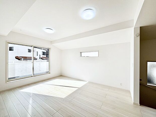 ~Living~ 日当たりのいい2階リビングはプライベート性も高く、落ち着いて暮らせます。ゆとりある暮らしと心地よい住環境が紡ぐ贅沢な時間をご家族みんなでお過ごし下さい。