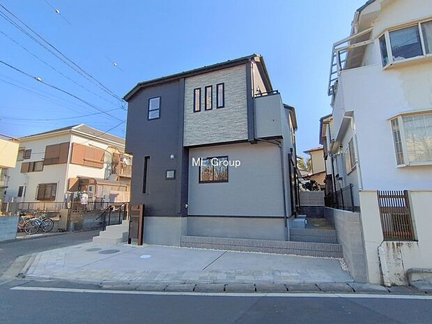 〜Exterior〜　確かな技術で築かれた家は、その細部に至るまで、お客様の暮らしを想う心づかいが息づいています。その想いは、日々の安心と快適さとなってお客様の暮らしを包み込みます。  