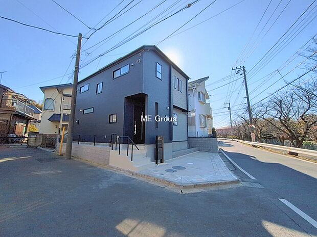 〜Exterior〜　嬉しいコンクリート仕上げのカースペース。雨の日も足元を気にせず外出できます。空いたスペースには、花や緑で彩るガーデニングもオススメです。  