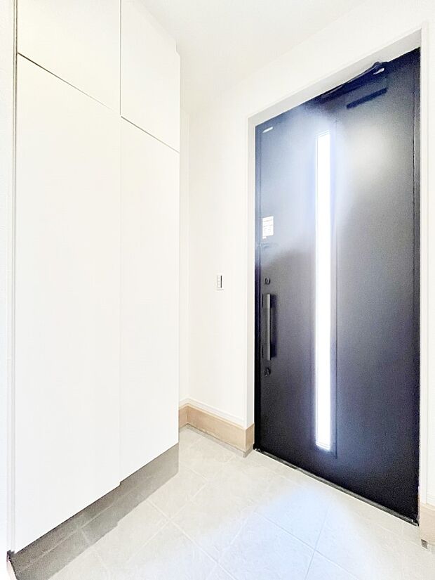 ~Entrance~ 家の中でお客様を迎える最初の場所である玄関は、家の印象そのものです!豊富な玄関収納で、常に綺麗に保つことが出来ます♪玄関にはたっぷり収納の下駄箱を完備!