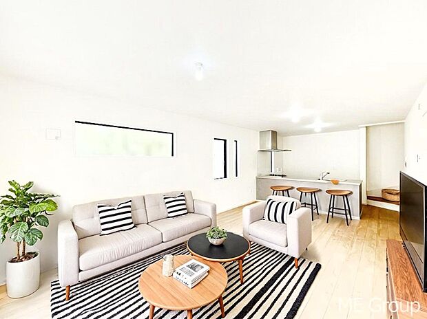 ~Living~ 家族の会話や笑顔が行き交うリビングです。子供が走ってる姿を見ながら、大きなソファやダイニングテーブルでゆったり食事をしたりくつろぎたい♪そんな夢が叶えられる空間です!※家具はCGです