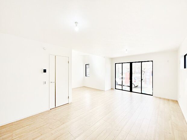 ～Living～　飽きの来ないシンプルでおしゃれなLDK。大きな窓から日差しが差し込むので室内も明るく、家族の憩いの場としてピッタリです。開放感と日当たりの良さを是非ご覧ください！