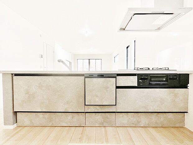 ～Kitchen～　会話が弾むリビング、料理が愉しくなるキッチン。家は、ただ生活する場ではなく、暮らしを愉しく、快適にする場所。笑顔の毎日、安らぎの日々のために、最新の設備・仕様を採用。