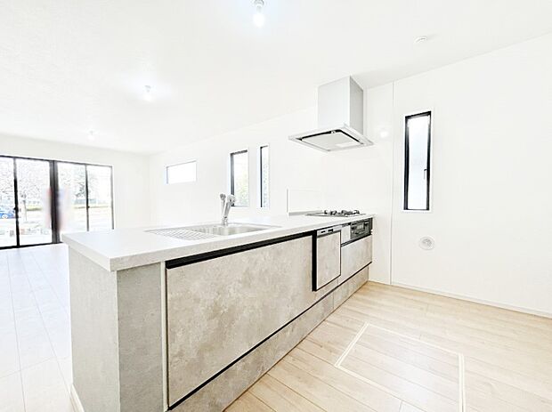 ～Kitchen～　自然光が入る窓のあるキッチン☆毎日使う場所だからこそ、使い勝手を考慮しました。ゆったりとしたキッチンコーナーは質感豊かな仕上がりとなっております。