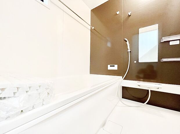 ～Bath Room～　落ち着いた雰囲気の浴室で明日に向けてリフレッシュ。浴室乾燥機能も付いているので隣の洗濯機置き場で洗い上がった洗濯物を、雨の日も天気を気にせず乾燥させることも可能です。