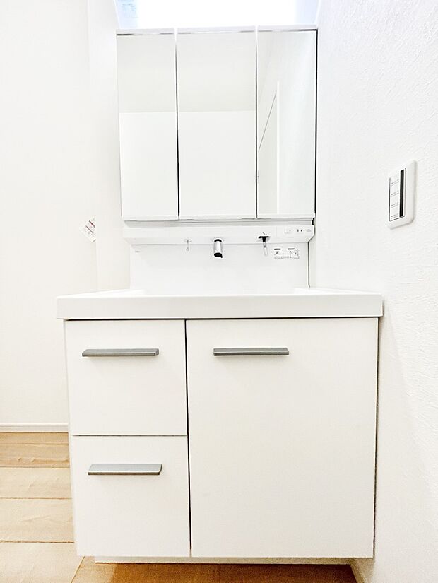 ～Dressing Room～　十分な大きさの洗面台は収納もさる事ながら、身だしなみチェックや歯磨きなど、朝の慌ただしい時間でもホテルライクなスペースで余裕とゆとりを感じて頂けます。