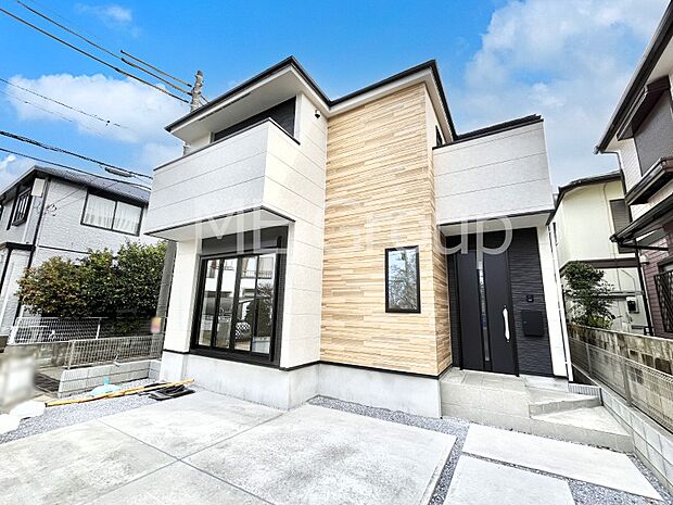 ～Exterior～　低層の一戸建てを中心とした街並みが整然と続き、周辺は高い建物が建っていないので、緑の多い閑静な趣を感じる環境です。穏やかな環境の中で、心地よい日常を育めます。